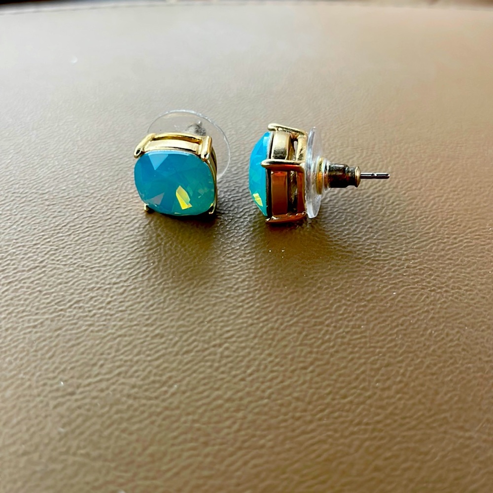 Cute gold earrings.